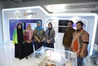 Direktur IKM Logam, Mesin, Elektronika, dan Alat Angkut, Dini Hanggandari (tengah) foto
bersama Ketua Umum Starfindo Lukas Dedy Setiyawan (kedua kanan), Head of Invesment
Starfindo Maulana Wiga (kanan), Kapus Pengembangan Pendidikan Vokasi Industri Wulan
Aprilianti Permatasari (ketiga kiri), Ses Badan Standardisasi Kebijakan Jasa Industri Sri
Hastuti Nawangsih (kedua kiri) dan Koordinator Program Startup for Industry Risma
Fattahatin (kiri) dalam kegiatan peresmian booth dan peluncuran rebranding program Start
up For Industry (SFI) di Gedung PIDI 4.0 pada Senin (23/12). SFI akan menjadi sebuah
ekosistem solusi teknologi yang terintegrasi sehingga dapat mengakselerasi transformasi
teknologi di sektor industri, khususnya bagi industri kecil dan menengah (IKM).