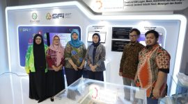 Direktur IKM Logam, Mesin, Elektronika, dan Alat Angkut, Dini Hanggandari (tengah) foto
bersama Ketua Umum Starfindo Lukas Dedy Setiyawan (kedua kanan), Head of Invesment
Starfindo Maulana Wiga (kanan), Kapus Pengembangan Pendidikan Vokasi Industri Wulan
Aprilianti Permatasari (ketiga kiri), Ses Badan Standardisasi Kebijakan Jasa Industri Sri
Hastuti Nawangsih (kedua kiri) dan Koordinator Program Startup for Industry Risma
Fattahatin (kiri) dalam kegiatan peresmian booth dan peluncuran rebranding program Start
up For Industry (SFI) di Gedung PIDI 4.0 pada Senin (23/12). SFI akan menjadi sebuah
ekosistem solusi teknologi yang terintegrasi sehingga dapat mengakselerasi transformasi
teknologi di sektor industri, khususnya bagi industri kecil dan menengah (IKM).