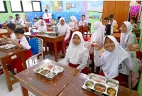 Siswa SD nikmati MBG. (Setkab.go.id)