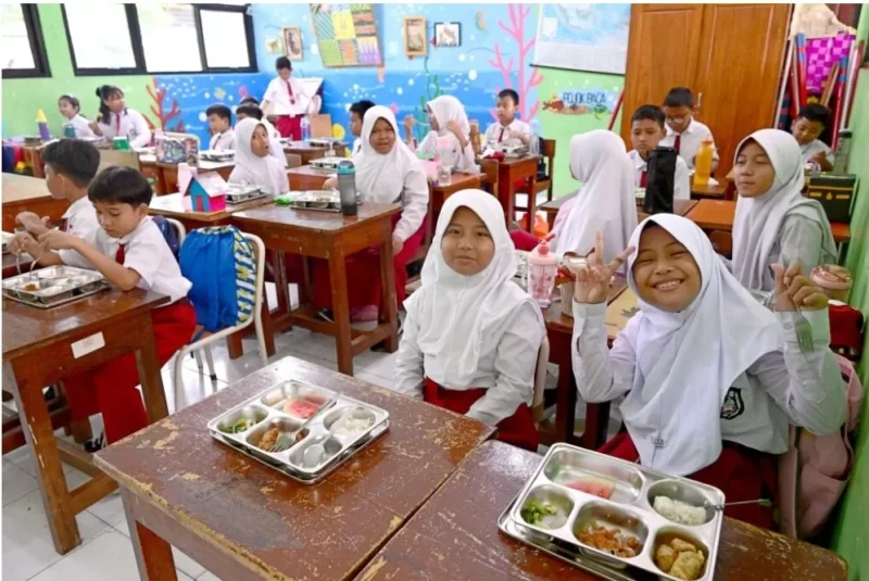 Siswa SD nikmati MBG. (Setkab.go.id)