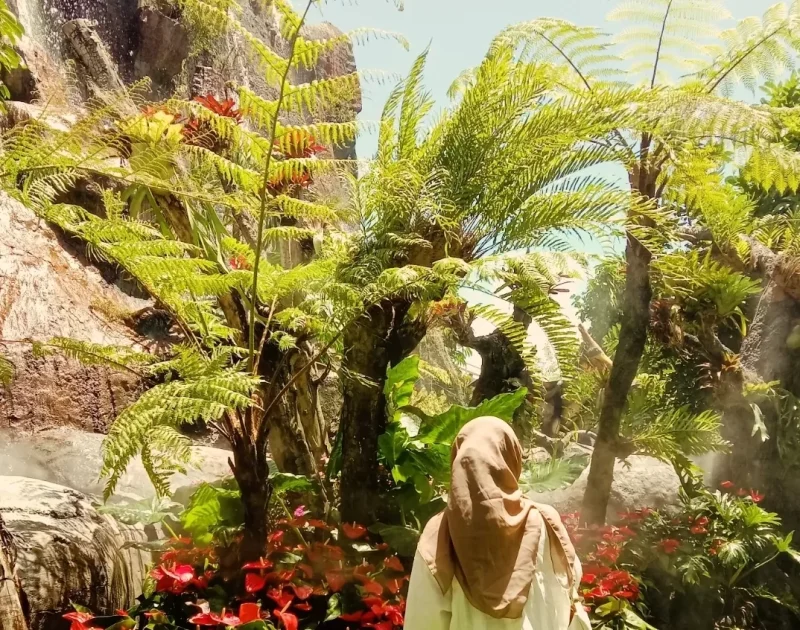 Pengunjung di salah satu wahana Santerra de Laponte. (Instagram/phutriii.nj)