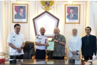 Serah terima pemilik lahan kepada Kadishub Kota Malang disaksikan Pj. Wali Kota Malang dan Ketua DPRD Kota Malang. (Ist)