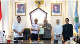 Serah terima pemilik lahan kepada Kadishub Kota Malang disaksikan Pj. Wali Kota Malang dan Ketua DPRD Kota Malang. (Ist)
