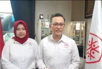 Ketua Perhumas BPC Malang Raya yang baru dilantik, Yossi Beta Vinasari dan Boy Kelana Soebroto, Ketua Umum Perhumas. (Shelly/VOJ)