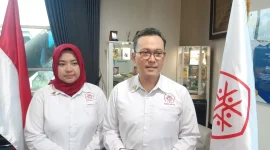 Ketua Perhumas BPC Malang Raya yang baru dilantik, Yossi Beta Vinasari dan Boy Kelana Soebroto, Ketua Umum Perhumas. (Shelly/VOJ)