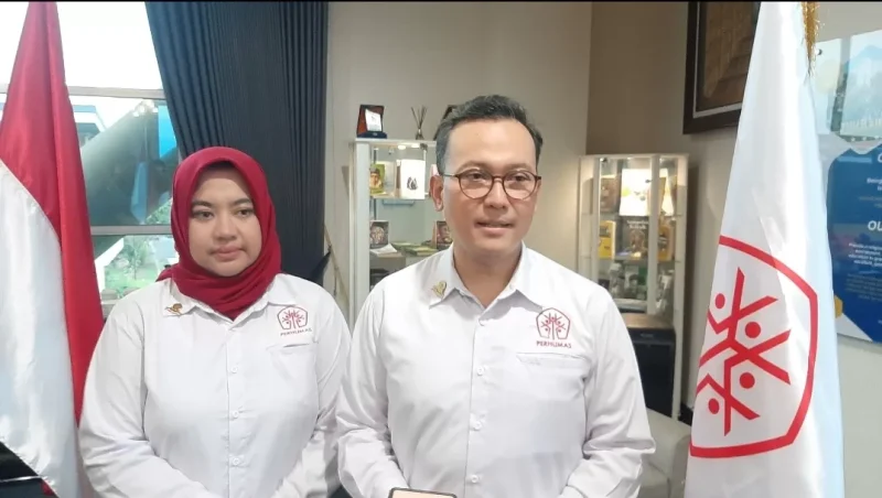 Ketua Perhumas BPC Malang Raya yang baru dilantik, Yossi Beta Vinasari dan Boy Kelana Soebroto, Ketua Umum Perhumas. (Shelly/VOJ)