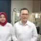 Ketua Perhumas BPC Malang Raya yang baru dilantik, Yossi Beta Vinasari dan Boy Kelana Soebroto, Ketua Umum Perhumas. (Shelly/VOJ)