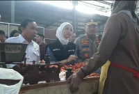 DPRD, Wakil Wali Kota, Polresta Malang beserta jajaran melakukan sidak di Pasar Tawangmangu dan Madyopuro. (Shelly/VOJ)