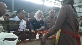 DPRD, Wakil Wali Kota, Polresta Malang beserta jajaran melakukan sidak di Pasar Tawangmangu dan Madyopuro. (Shelly/VOJ)