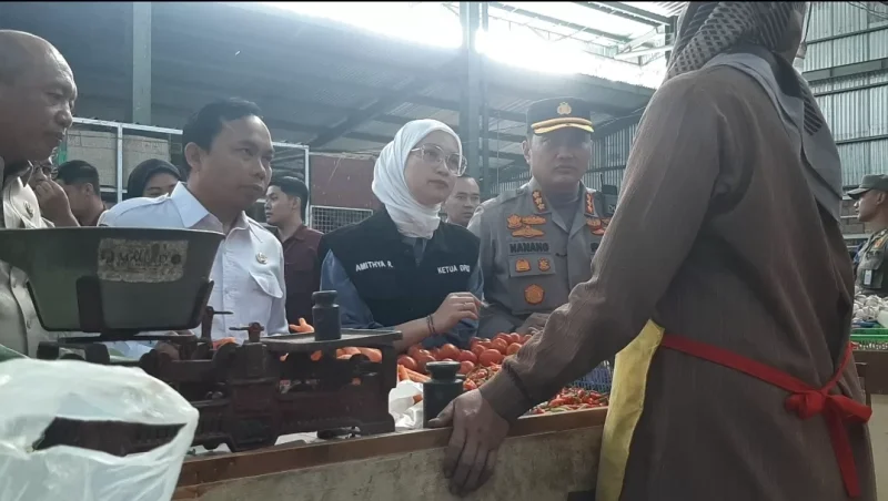 DPRD, Wakil Wali Kota, Polresta Malang beserta jajaran melakukan sidak di Pasar Tawangmangu dan Madyopuro. (Shelly/VOJ)