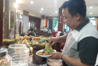 Pengunjung menikmati hidangan Nusantara di UB Guest House. (Shelly/VOJ)