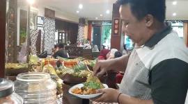 Pengunjung menikmati hidangan Nusantara di UB Guest House. (Shelly/VOJ)