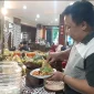 Pengunjung menikmati hidangan Nusantara di UB Guest House. (Shelly/VOJ)