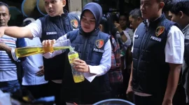 Satgas Pangan Polres Madiun saat saat sidak pengecekan takaran minyak goreng subsidi, (foto:dok)