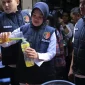 Satgas Pangan Polres Madiun saat saat sidak pengecekan takaran minyak goreng subsidi, (foto:dok)