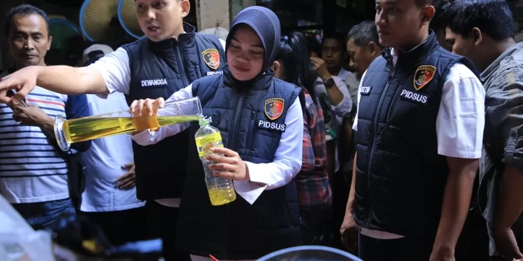 Satgas Pangan Polres Madiun saat saat sidak pengecekan takaran minyak goreng subsidi, (foto:dok)