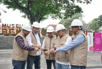 Yose Navirianto - SVP Head of Technology Java IOH (paling kiri), Fahd Yudhanegoro - EVP Head of Circle Java IOH (tengah) saat melakukan pengecekan speed test sinyal dan berhenti di stopping point KM0 Jogjakarta (12/03/2025) dalam rangkaian acara Ekpedisi Jaringan Andal Indosat.
