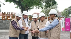 Yose Navirianto - SVP Head of Technology Java IOH (paling kiri), Fahd Yudhanegoro - EVP Head of Circle Java IOH (tengah) saat melakukan pengecekan speed test sinyal dan berhenti di stopping point KM0 Jogjakarta (12/03/2025) dalam rangkaian acara Ekpedisi Jaringan Andal Indosat.