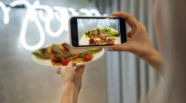 Ilustrasi food vlogger. (Freepik)
