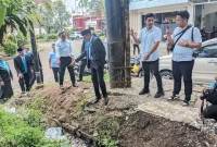 Walkot Malang tinjau drainase di Suhat Malang. (Shelly/VOJ)
