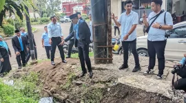 Walkot Malang tinjau drainase di Suhat Malang. (Shelly/VOJ)