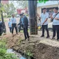 Walkot Malang tinjau drainase di Suhat Malang. (Shelly/VOJ)