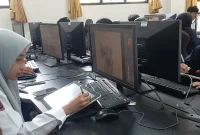Gubernur Jawa Timur beserta Menteri Pariwisata dan Ekonomi Kreatif mengunjungi siswa animasi SMKN 2 Singosari. (Shelly/VOJ)