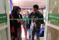 Direktur Operasional Brawijaya Multi Usaha, Didik Huswo Utomo, Ph.D., saat memotong pita tanda peresmian operasional Brawijaya Mart 2 di Kampus UB Dieng
