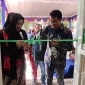 Direktur Operasional Brawijaya Multi Usaha, Didik Huswo Utomo, Ph.D., saat memotong pita tanda peresmian operasional Brawijaya Mart 2 di Kampus UB Dieng
