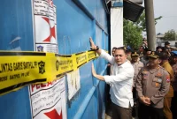 Pemkot Surabaya segel gudang CV Sentosa Seal yang tak miliki izin. (Ist)