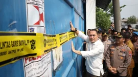 Pemkot Surabaya segel gudang CV Sentosa Seal yang tak miliki izin. (Ist)