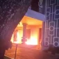 Massa bakar gedung DPRD Kota Malang saat demo UU TNI berlangsung.
