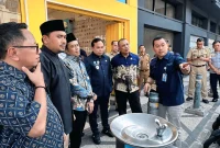 Caption foto: Ketua Komisi A DPRD Jatim, Dedi Irwansa, S.Pd beserta anggota Komisi A lainnya saat meninjau anjungan air siap minum di Kajoetangan Heritage, Selasa (3/6/25) didampingi Wakil Walikota Malang Ali Muthohirin dan Direktur Utama Perumda Tugu Tirta, Priyo Sudibyo, SE, S.Sos, MM.