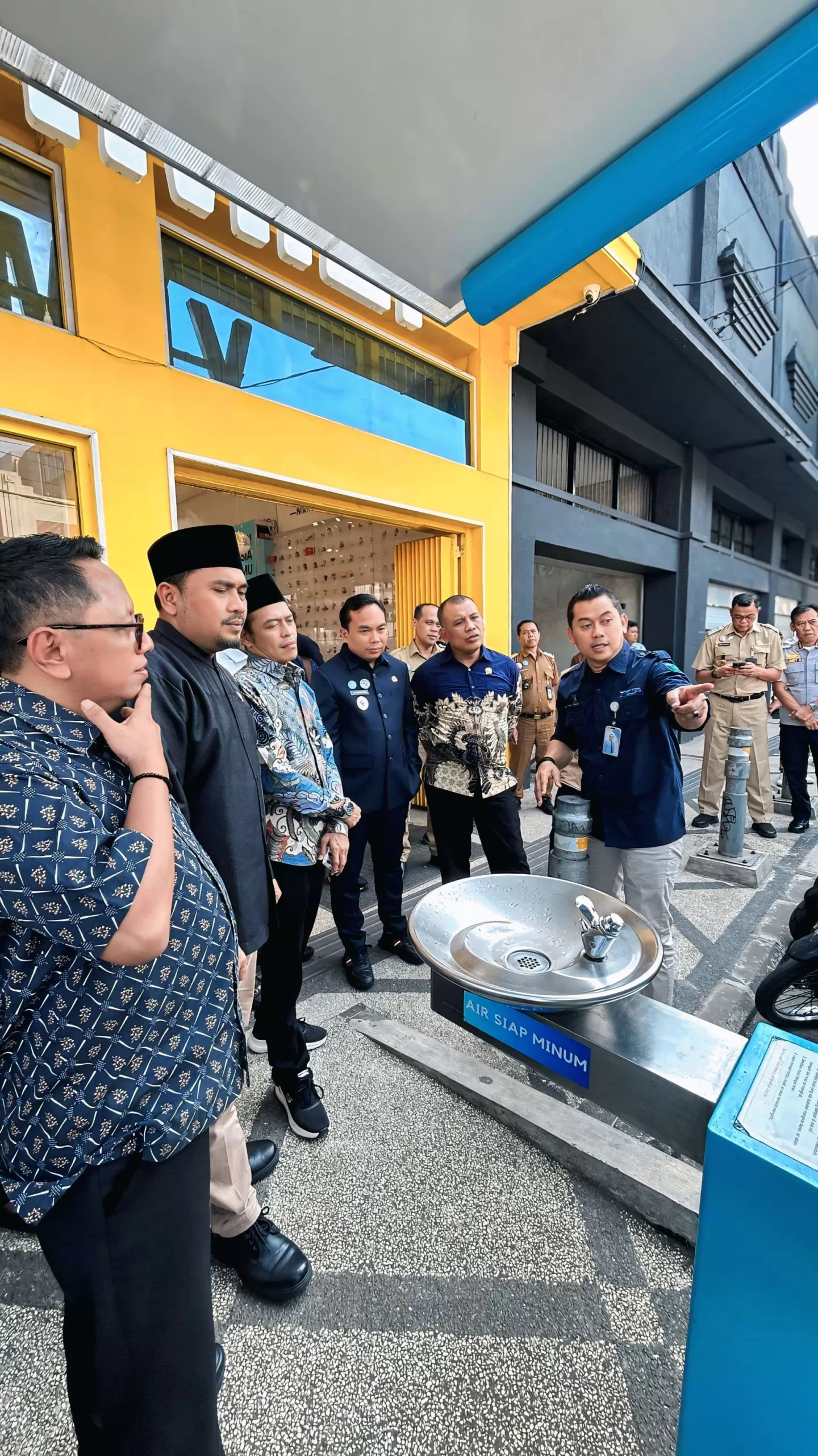 Caption foto: Ketua Komisi A DPRD Jatim, Dedi Irwansa, S.Pd beserta anggota Komisi A lainnya saat meninjau anjungan air siap minum di Kajoetangan Heritage, Selasa (3/6/25) didampingi Wakil Walikota Malang Ali Muthohirin dan Direktur Utama Perumda Tugu Tirta, Priyo Sudibyo, SE, S.Sos, MM.