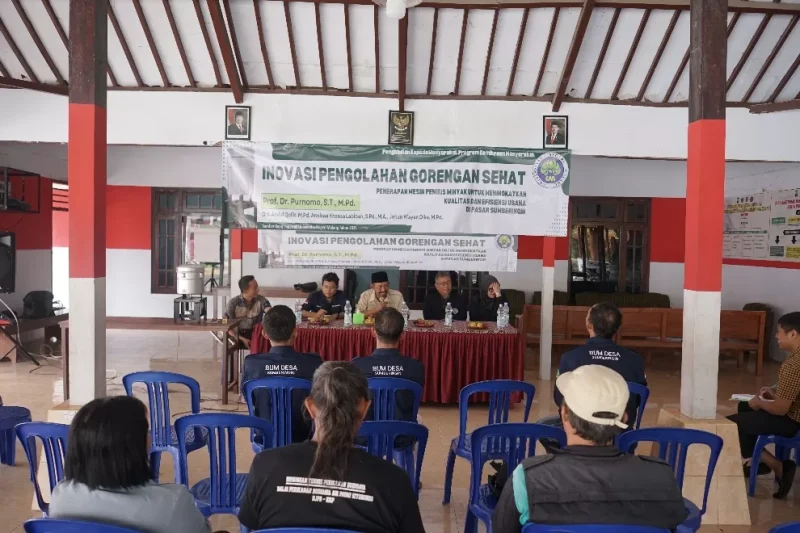 Melalui program pengabdian masyarakat, tim dosen UM berhasil menciptakan mesin peniris minyak hemat energi yang dikenalkan langsung kepada masyarakat Desa Sumberingin, Kecamatan Sanankulon, Kabupaten Blitar, pada Sabtu, 12 Juli 2025.