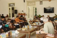 Forum diskusi bertajuk “Kemitraan Multisektoral Berbasis Interactive Governance dalam Pencegahan Pernikahan Dini” yang berlangsung di serambi belakang Pringgitan, rumah dinas Bupati Sugiri Sancoko. Foto : Kominfo Ponorogo