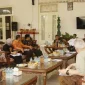 Forum diskusi bertajuk “Kemitraan Multisektoral Berbasis Interactive Governance dalam Pencegahan Pernikahan Dini” yang berlangsung di serambi belakang Pringgitan, rumah dinas Bupati Sugiri Sancoko. Foto : Kominfo Ponorogo