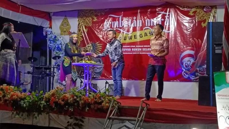 Suasana hangat dan penuh tawa mewarnai kawasan Perumahan D’Rich Garden, Kedungkandang, Kota Malang, saat warga Jembatan Merah menggelar acara kebersamaan bertajuk “Tepa Slira Marang Liyan, Nambah Dulur Tanpa Pasulayan”.