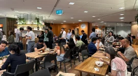Di jantung hiruk pikuk Sydney CBD, tepat di 220 Pitt Street, berdiri sebuah ruang yang membuat siapa pun seolah pulang: Restoran Pandawa. Begitu melangkah masuk, aroma rempah Nusantara menyambut hangat, seakan menggamit kenangan tentang tanah air yang jauh di mata, tapi dekat di rasa.
