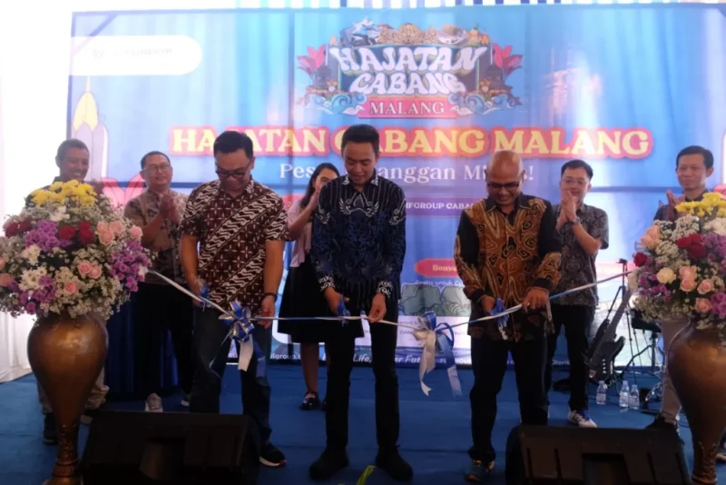 Jatim 2 Area Department Head FIFGROUP, Hariendro Apriadi (tengah), didampingi oleh Amitra Marketing Head, Muhamat Kusaini (tengah kanan) dan Spektra Marketing Head, Ryan Ramadhana, secara simbolis membuka acara Hajatan Cabang Malang dengan pemotongan pita.
