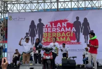 Dalam semangat Hari Pahlawan yang berpadu dengan perayaan ulang tahun ke-8, Whiz Prime Hotel Basuki Rahmat Malang menggelar Jalan Sehat untuk Amal di Stadion Gajayana, Minggu pagi (9/11).