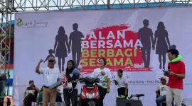 Dalam semangat Hari Pahlawan yang berpadu dengan perayaan ulang tahun ke-8, Whiz Prime Hotel Basuki Rahmat Malang menggelar Jalan Sehat untuk Amal di Stadion Gajayana, Minggu pagi (9/11).