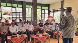 Lobi Mapolsek Lawang tak lagi sekadar ruang kerja, melainkan ruang temu warga. Rabu (7/1/2026), aparat, tokoh agama, pemerintah, hingga pelaku usaha duduk berdampingan dalam silaturahmi masyarakat Kecamatan Lawang yang dirangkai dengan tasyakuran kenaikan pangkat personel kepolisian.