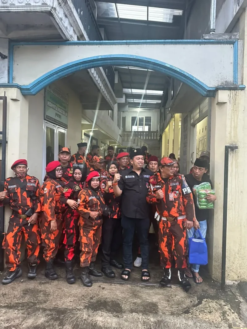 Majelis Pimpinan Cabang (MPC) Pemuda Pancasila (PP) Kota Malang, menerjunkan puluhan personel PP yang tergabung dalam Komando Inti (KOTI) Mahatidana untuk membantu pengamanan dan pengaturan lingkungan sekitar lokasi peringatan Isra Miraj Nabi Muhammad SAW sekaligus Haul Akbar Almagfurlah KH. Agus Salim Mahfudz Yusuf yang digelar di Kelurahan Tasikmadu, Kecamatan Lowokwaru, Kamis (8/1/2026)