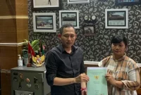 Caption: Komitmen profesional ditunjukkan pengembang PT Anugrah Rizqy AlHisyam dalam memenuhi hak konsumen : Owner Grand Mutiara Kedungrejo, Haris Al-Hisyam (kiri) menyerahkan sertifikat pada salah satu user, Ervina Layuk