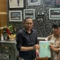 Caption: Komitmen profesional ditunjukkan pengembang PT Anugrah Rizqy AlHisyam dalam memenuhi hak konsumen : Owner Grand Mutiara Kedungrejo, Haris Al-Hisyam (kiri) menyerahkan sertifikat pada salah satu user, Ervina Layuk